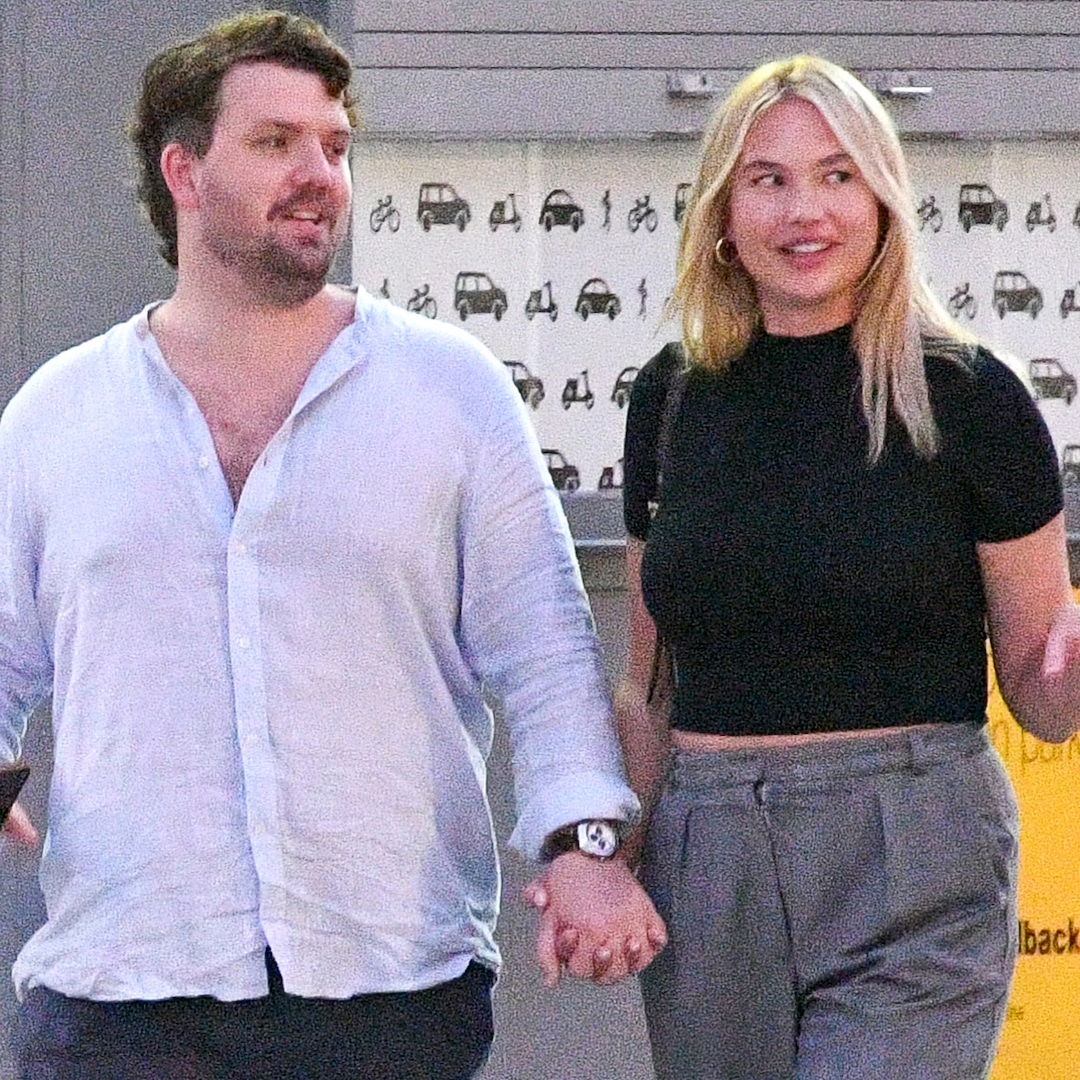 Taylor Swift’s Brother Austin Swift Holds Fingers With Mannequin Sydney Ness Taylor Swift’s Brother Austin Swift Holds Fingers With Mannequin Sydney Ness