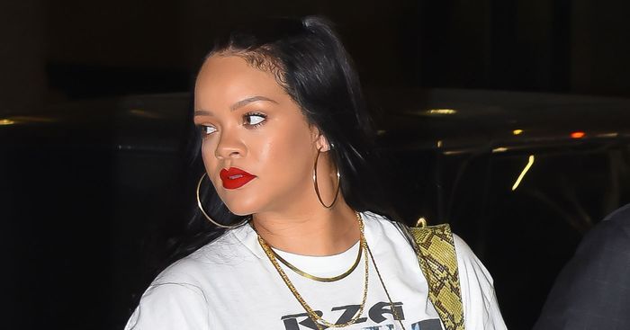 Rihanna Impressed Us to Strive the Flared Legging Pattern