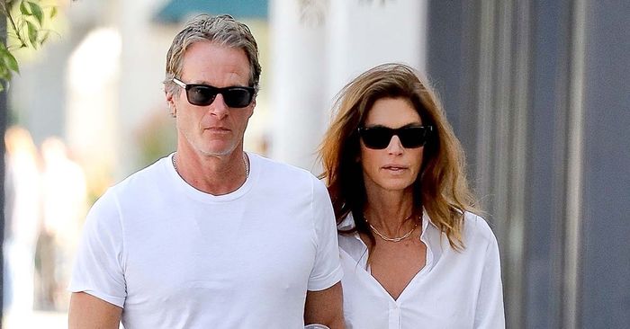 Cindy Crawford Wore the Outfit French Women Love for Dates