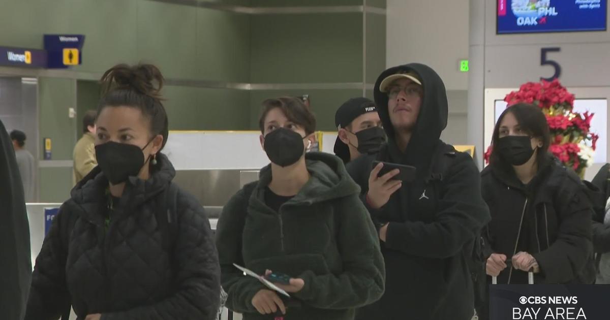 Some vacationers take virus precautions as Thanksgiving journey rush resumes