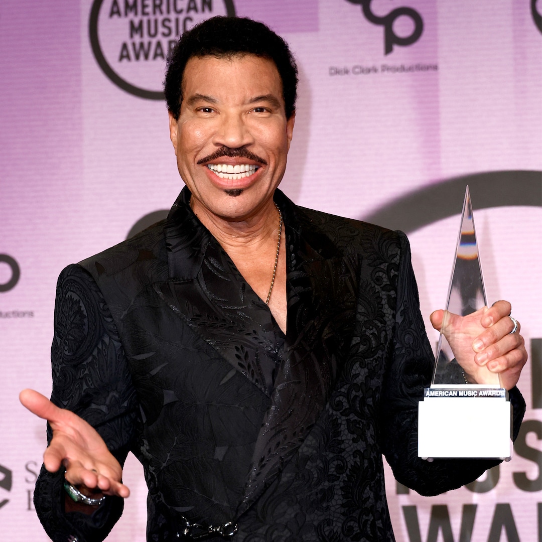 Lionel Richie Receives Icon Award Throughout Shifting AMAs Tribute Lionel Richie Receives Icon Award Throughout Shifting AMAs Tribute