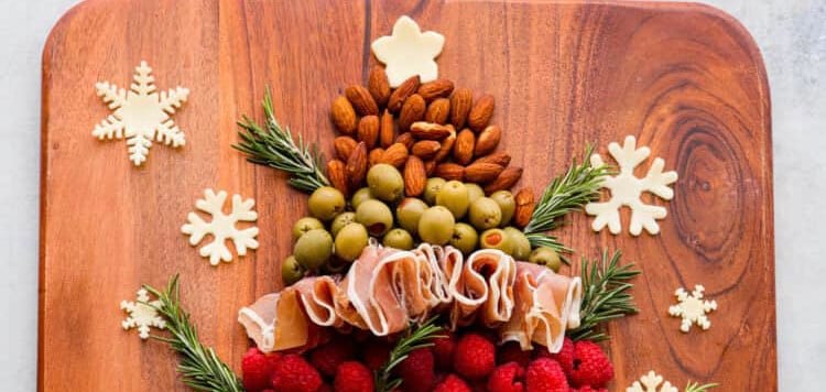 Christmas Tree Charcuterie Board | The Recipe Critic