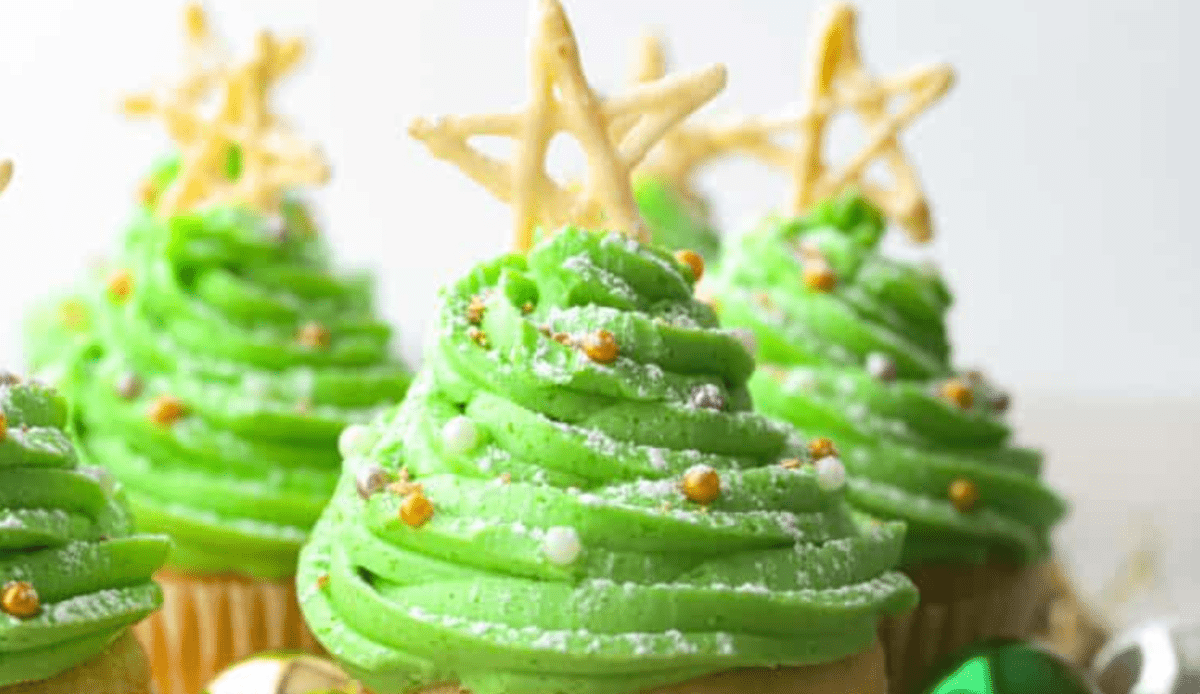 Christmas Tree Cupcakes | The Recipe Critic