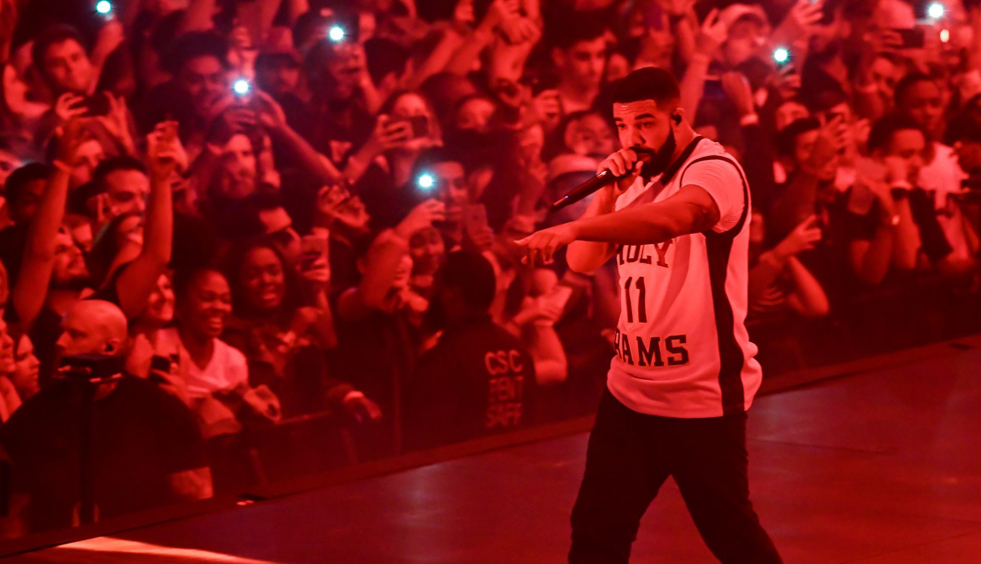 Drake Reacts To An L-Cup Thrown On Stage