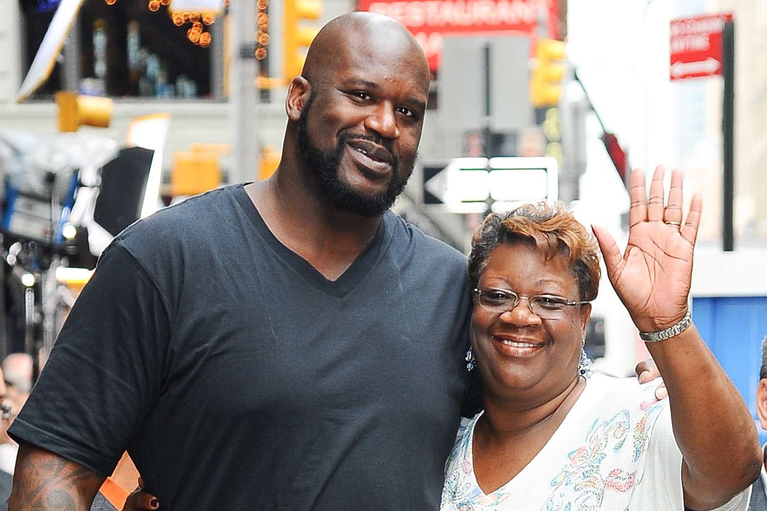 Shaquille O’Neal Pays k for Mother to Watch John Legend from Stage