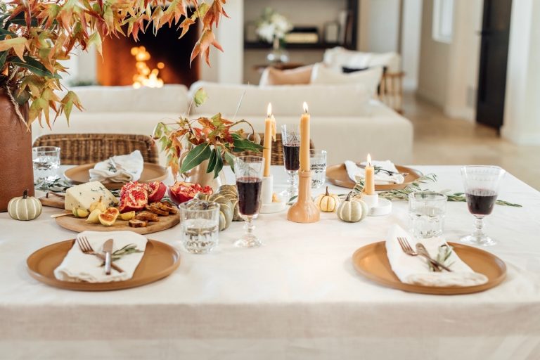 20 Thanksgiving Desk Setting Concepts to Wow Each Visitor
