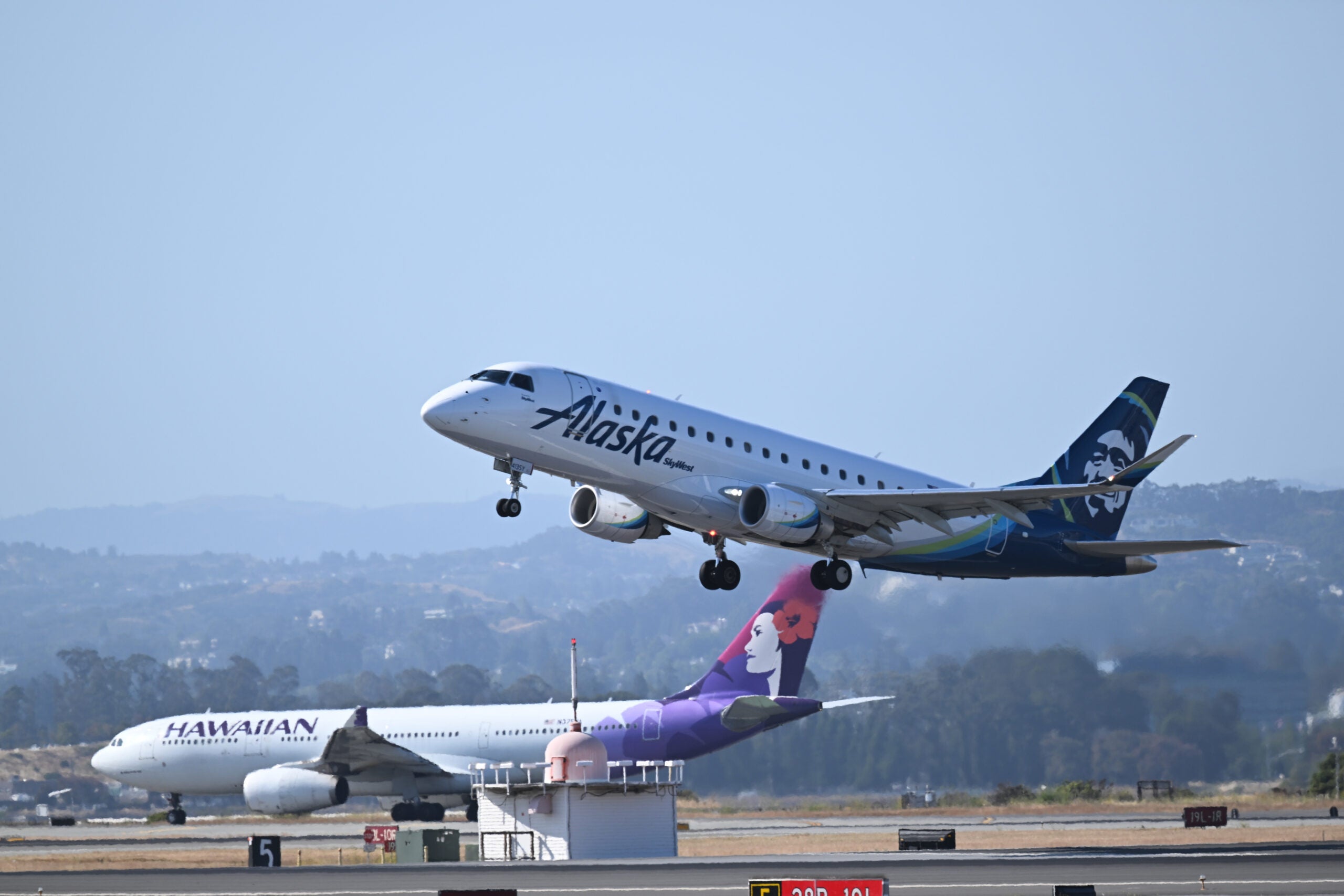 Alaska Airways is shopping for Hawaiian Airways for .9 Billion