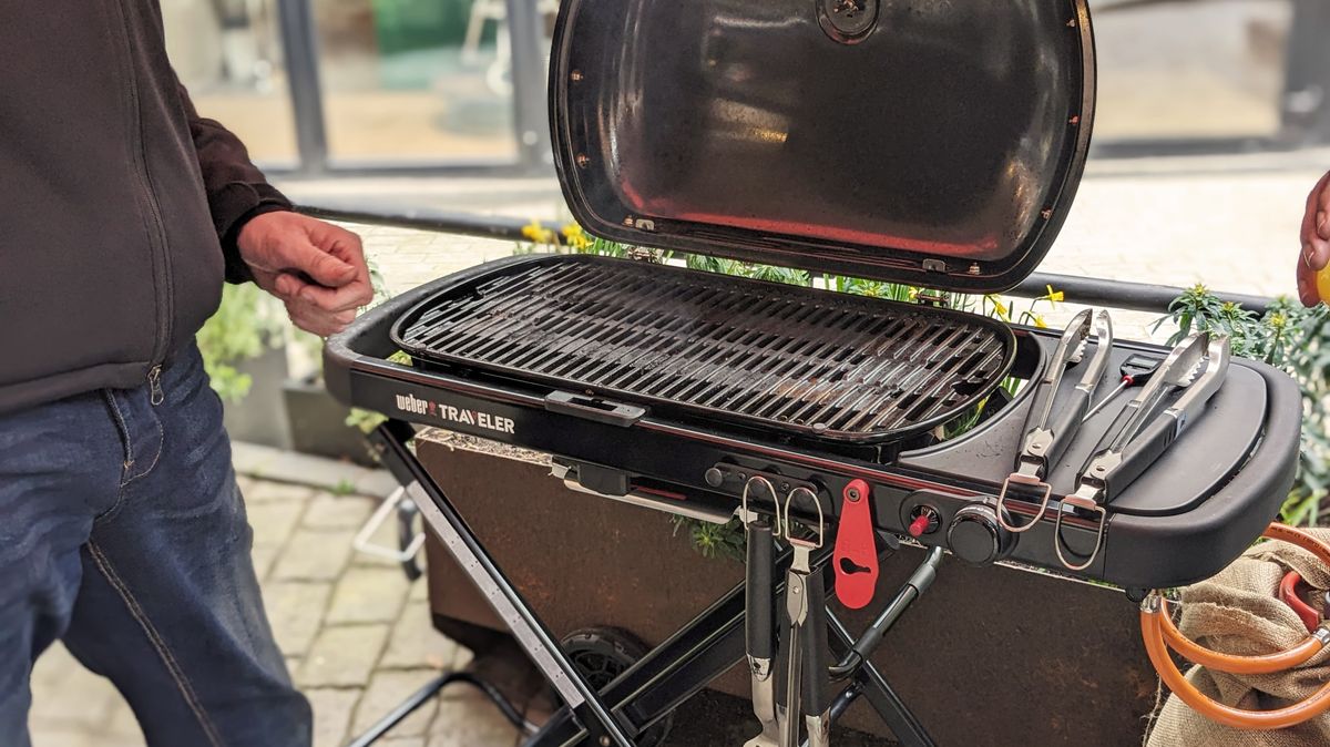 Palms-On: Weber Traveller Compact Transportable Gasoline Grill