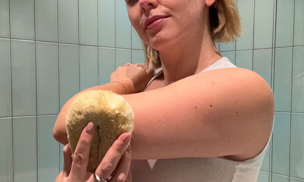 Estee LaLonde Explains How To Dry Brush Your Pores and skin And The Advantages Of Dry Brushing