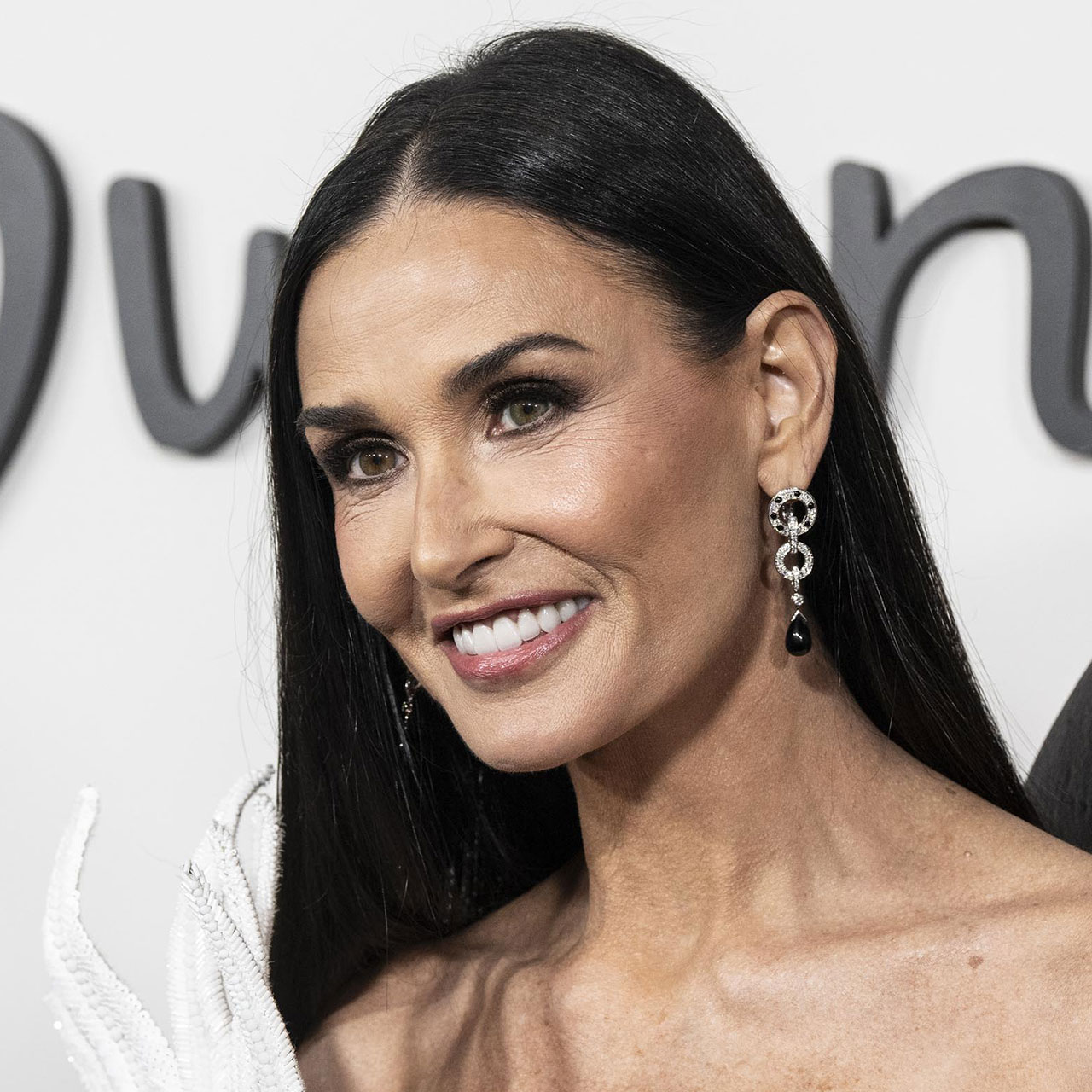 A Plastic Surgeon Breaks Down Demi Moore’s ‘New Face’ And Analyzes Her Facial Modifications Over The Years