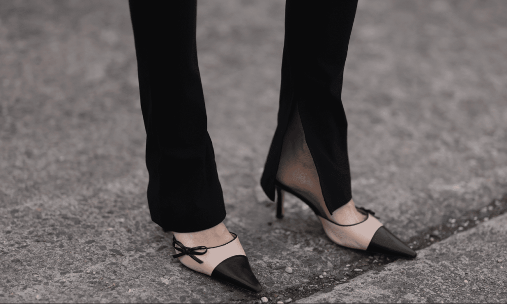 Sneakers to Put on With Flare Leggings