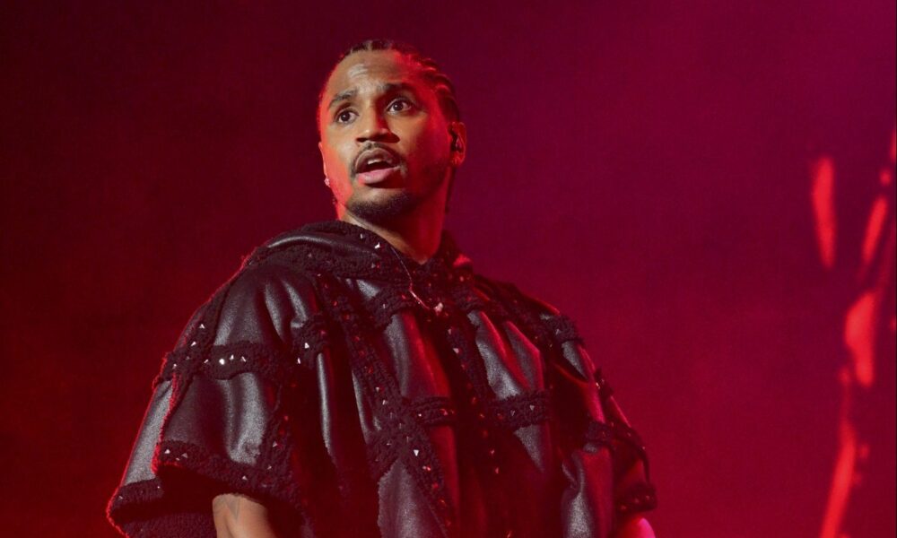 Trey Songz Takes Provocative Pics With Followers At Meet & Greet