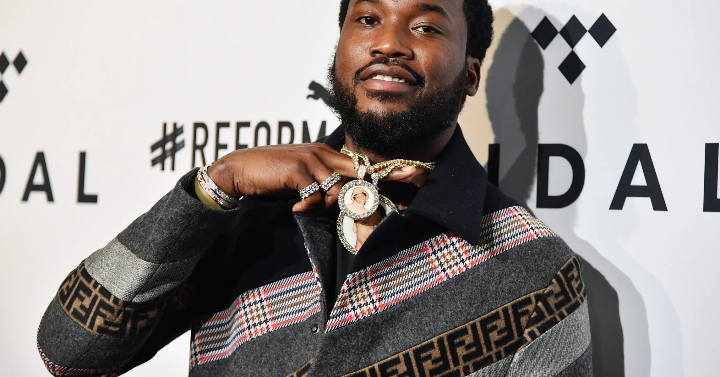 Meek Mill Escalates 50 Cent Feud By Taking Pictures At The Rapper’s Girlfriend Meek Mill Escalates 50 Cent Feud By Taking Pictures At The Rapper’s Girlfriend
