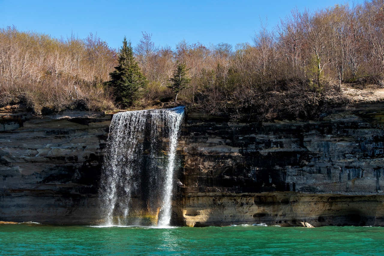 Michigan man dies whereas mountain climbing at Pictured Rocks