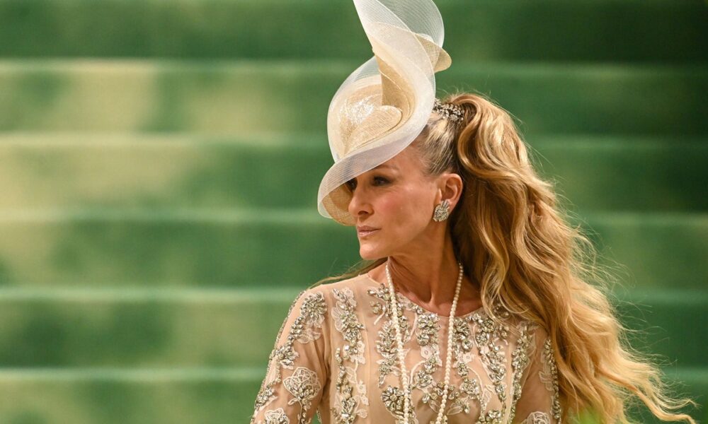 Wait, is Sarah Jessica Parker carrying tights over her footwear on the Met Gala?