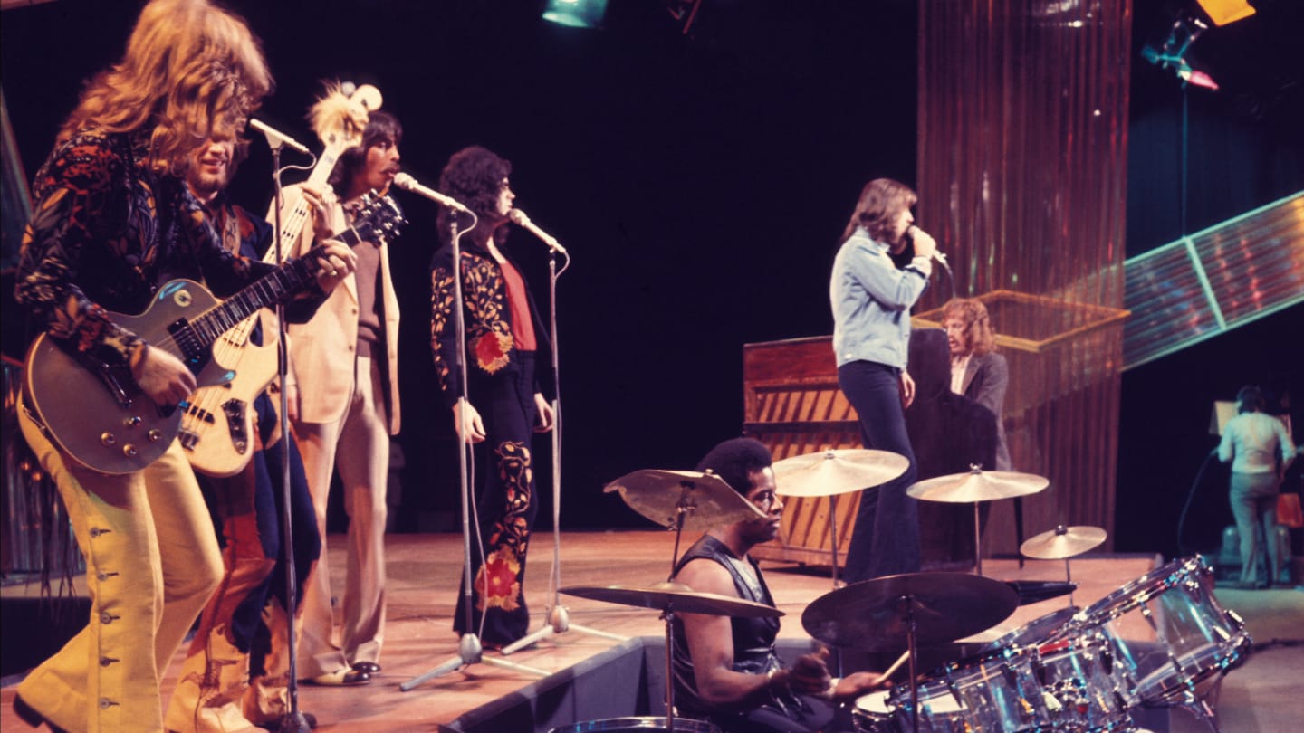 12 traditional rock bands that featured greater than two lead singers