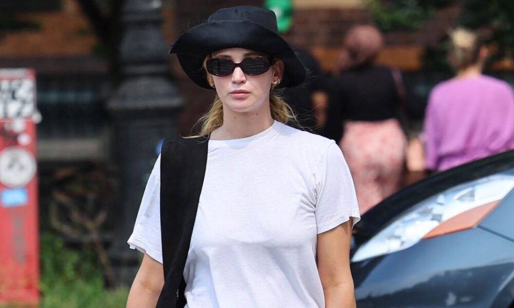 Jennifer Lawrence’s Crimson Scorching Summer season Look Consists of These Breezy Pants