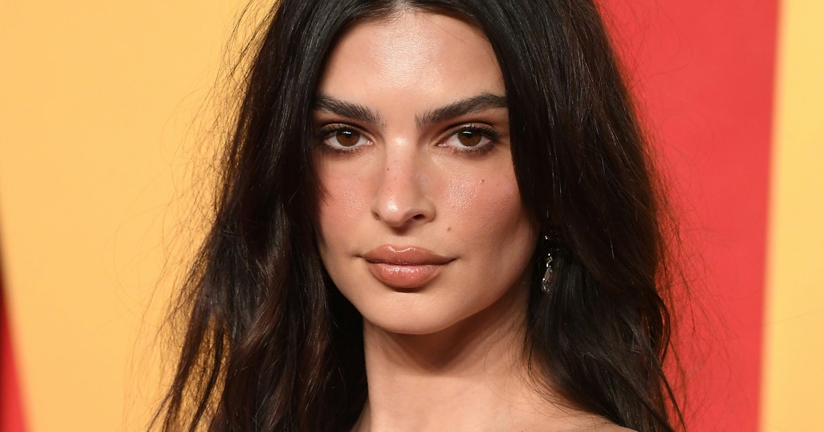 Emily Ratajkowski Simply Wore The Stringiest G-String Ever Strung