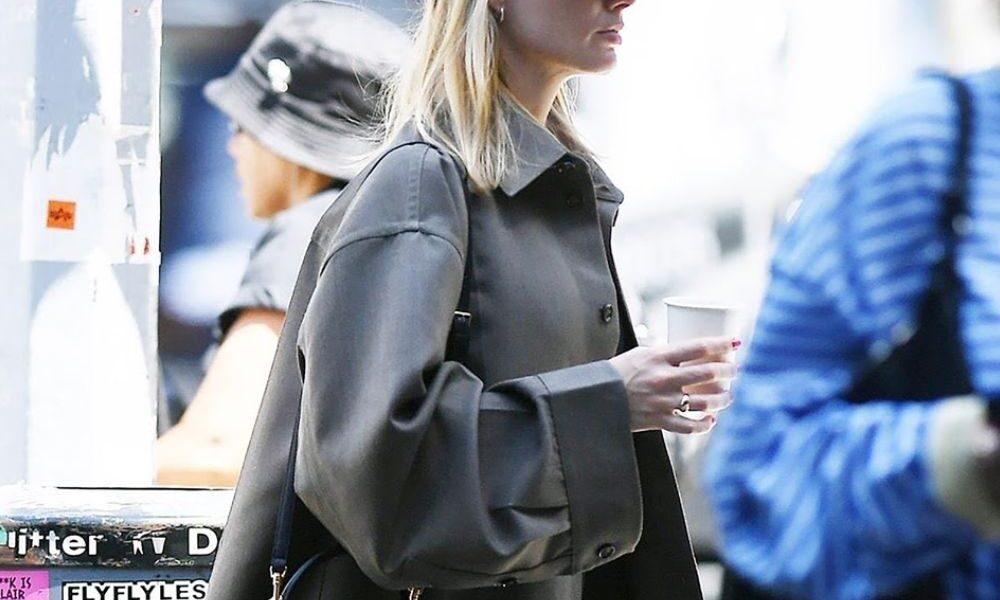 Margot Robbie Simply Wore the Most Snug Leggings-and-Trainers Look