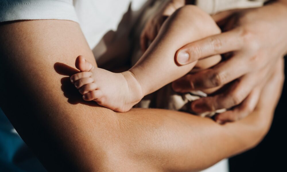 13-12 months-Outdated Helps Aunt Ship Child At-Residence