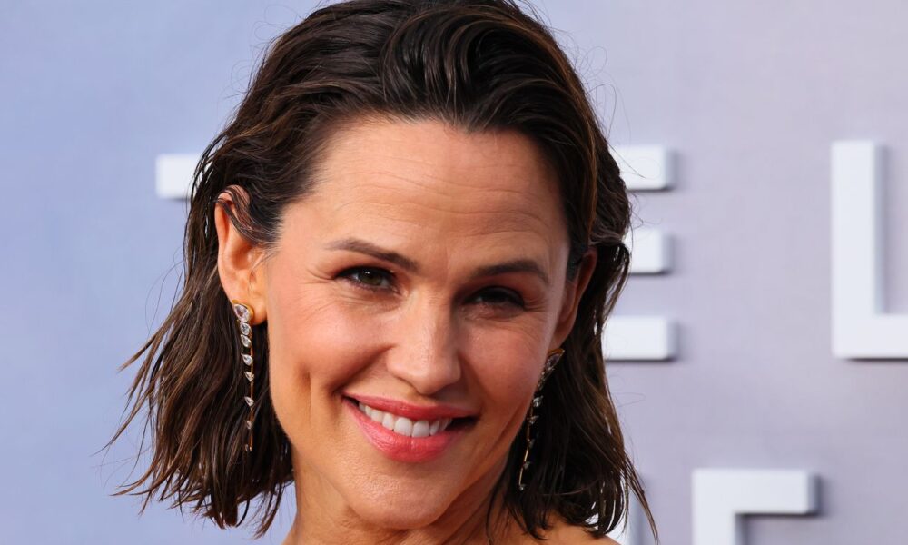 Jennifer Garner Is a Fan of Seavees Royal Runner Sneakers for Strolling