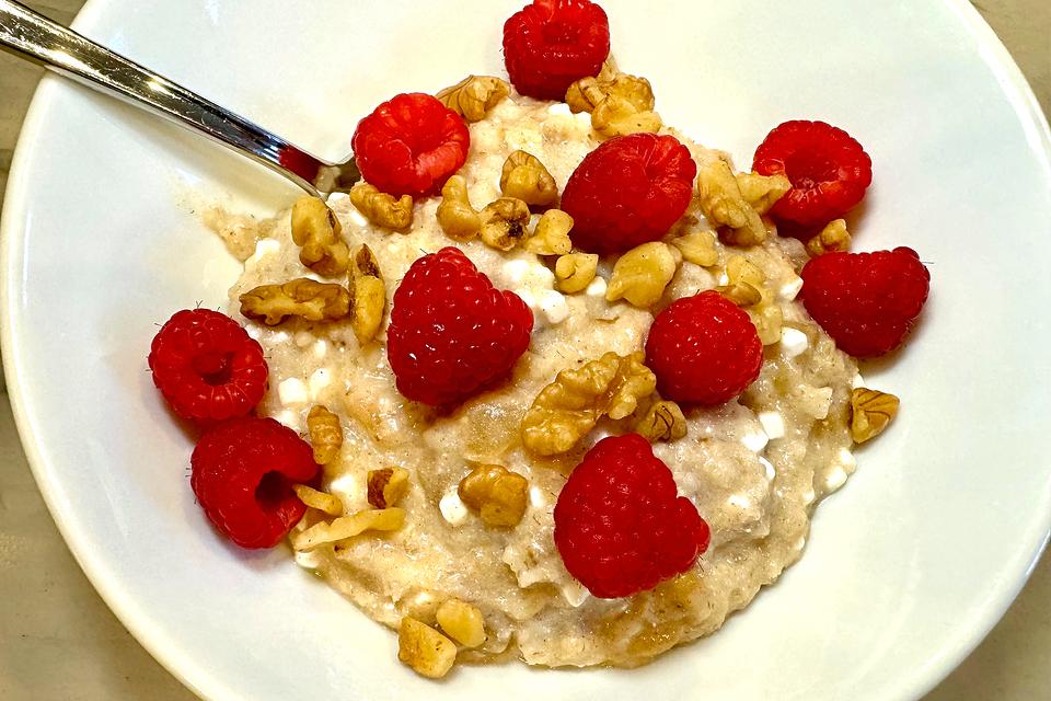 Creamy Excessive-Protein Cinnamon Applesauce Oatmeal Recipe (3 Substances, 10 Minutes) | Breakfast