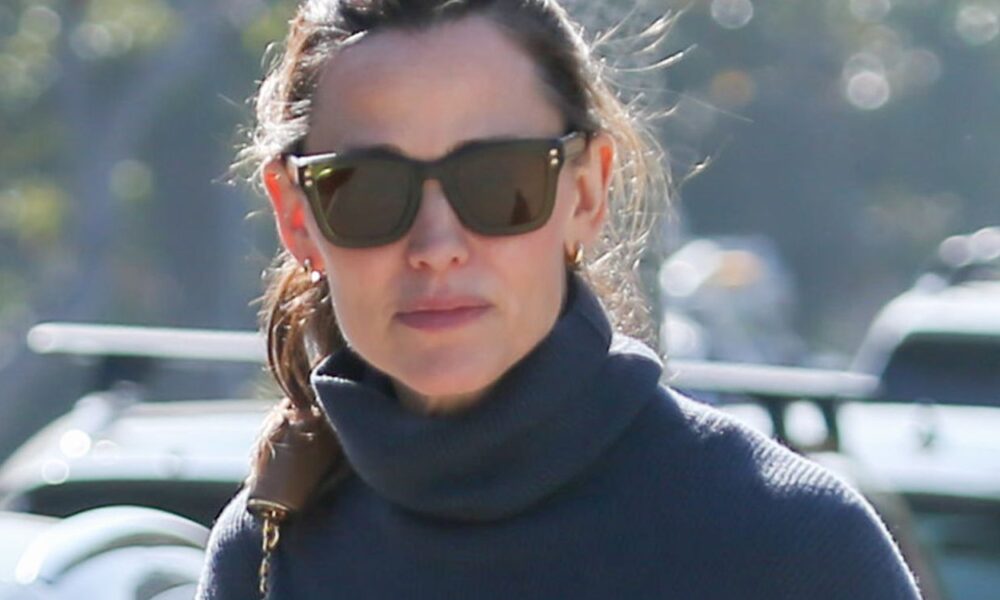 Jennifer Garner’s Turtleneck Sweater Is the Finest Cozy Knit Model
