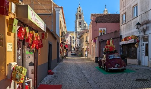 A Portuguese Christmas: Custom, Household, and Festive Delights