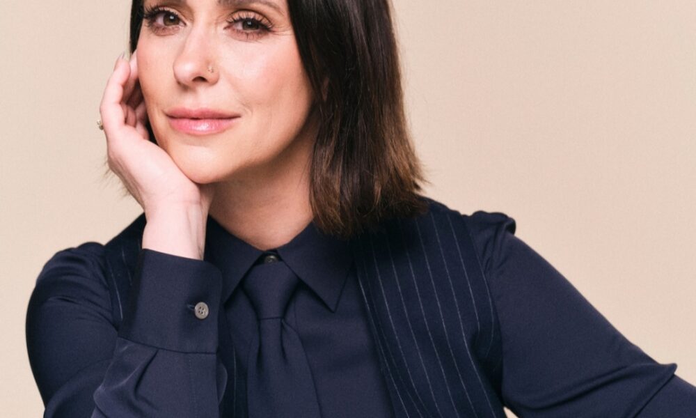 Jennifer Love Hewitt Says This 90s Pattern Is the Good Vacation Reward