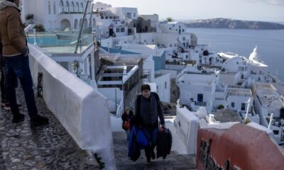 Santorini: Hundreds flee as quakes rattle Greek island