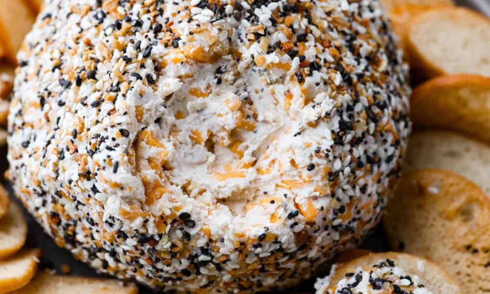 Every thing Bagel Cheese Ball | The Recipe Critic