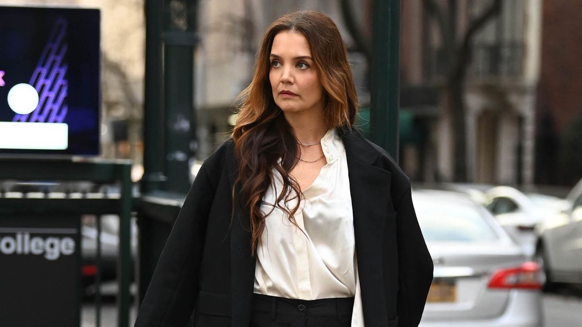Katie Holmes Validates the Capri Pant Development’s Comeback in Metallic Mules