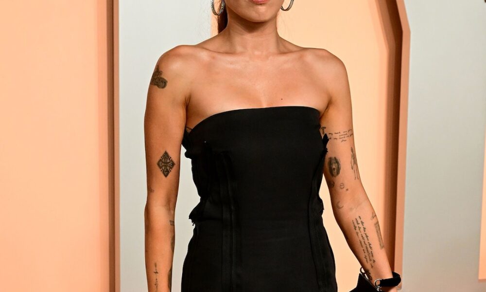 Miley Cyrus Will get Micro Bangs After Bleached Brows