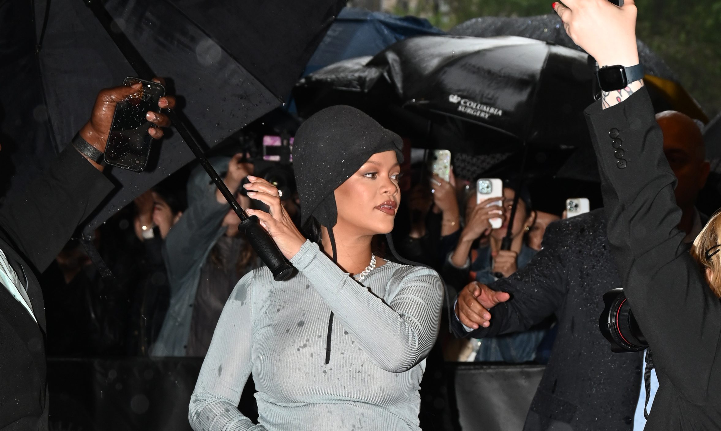 Rihanna Debuts Child Bump En Route To Met Gala 2025 Rihanna Debuts Child Bump En Route To Met Gala 2025