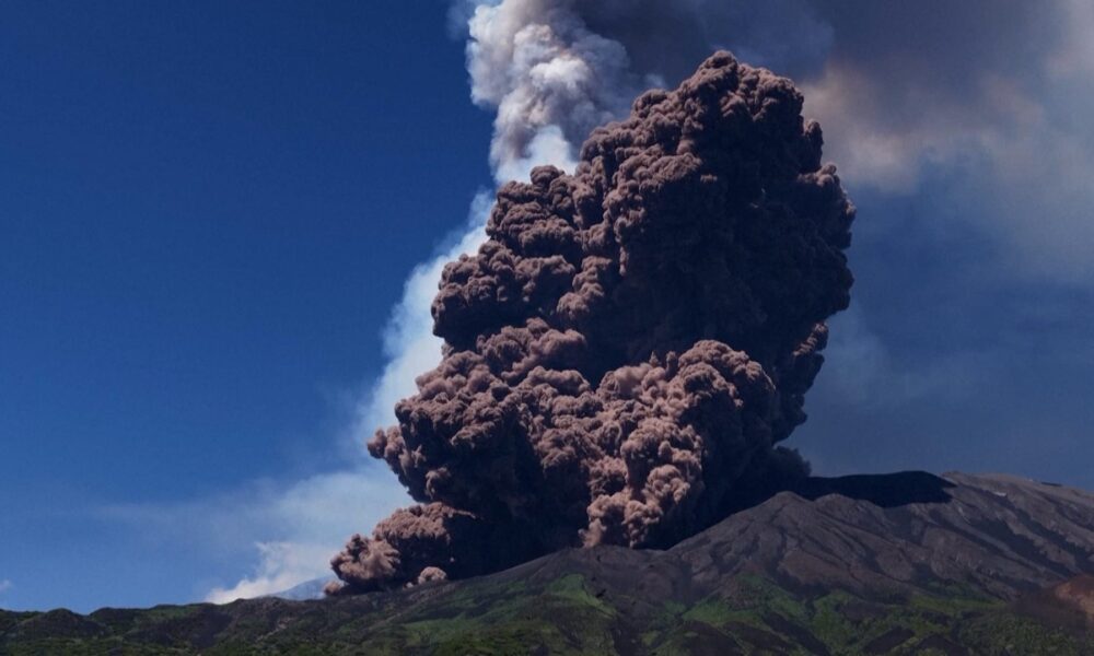 Vacationers run for his or her lives as Mount Etna erupts with large ash plumes