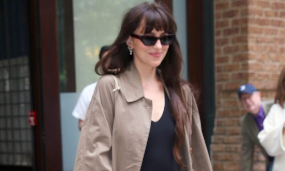 Dakota Johnson’s Shoe Color Made Her Navy Gown So Elegant