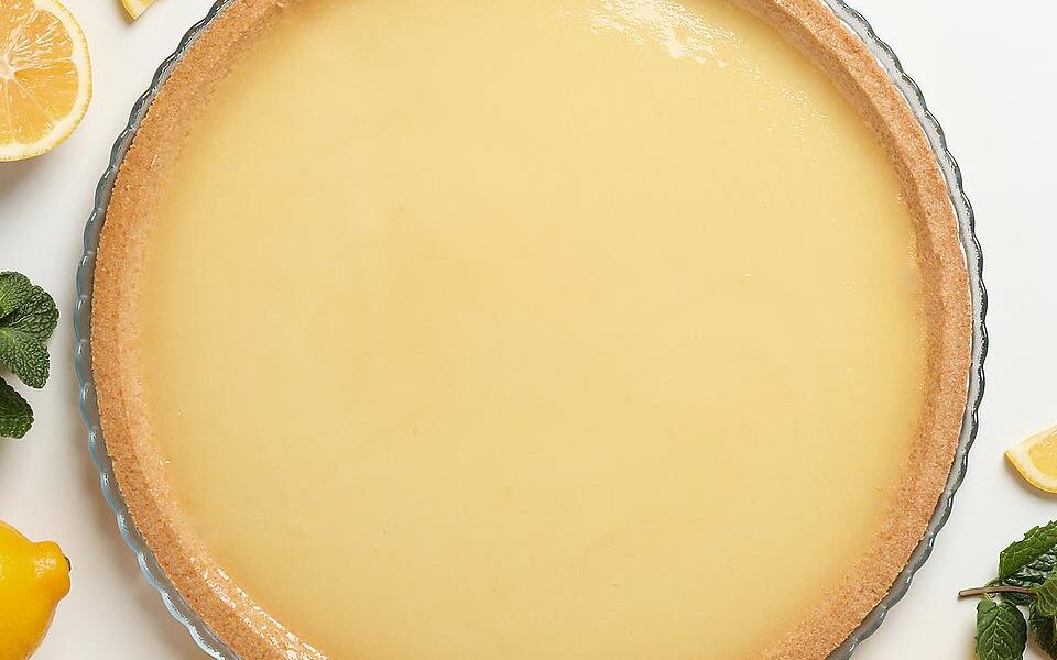 This Wealthy & Creamy No-Bake Lemon Pie Recipe Is a Fan Favourite (5 Substances, 10 Minutes) | Pies