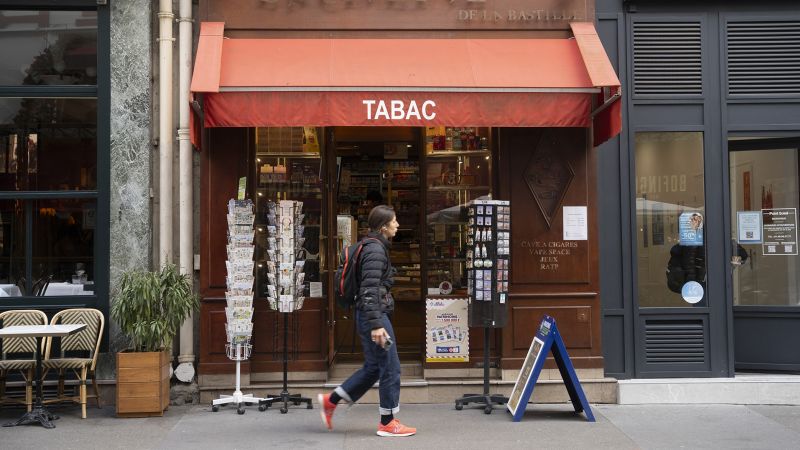 France leads Europe in banning seaside and park smoking