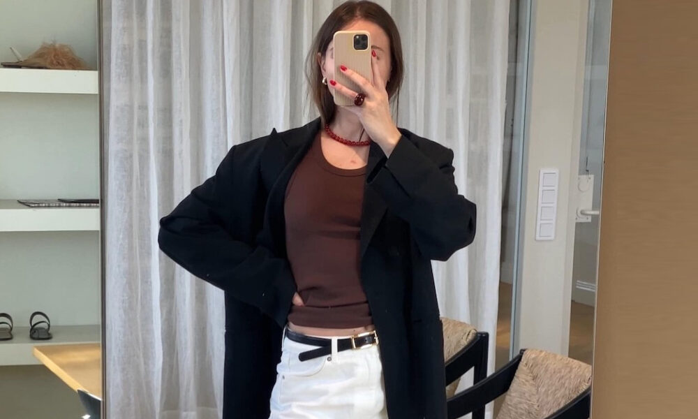 5 Stylish Transitional Outfit Concepts With Denims to Put on Into Fall