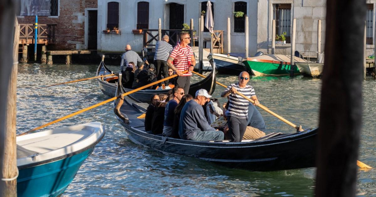Venetians are up in arms after vacationers expose ‘secret’ €2 gondola rides Venetians are up in arms after vacationers expose ‘secret’ €2 gondola rides