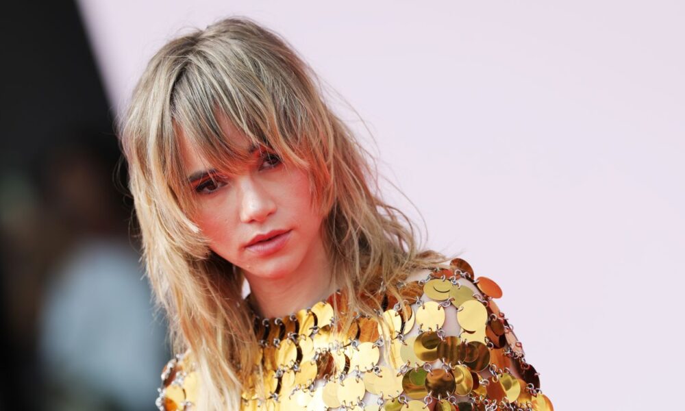 Suki Waterhouse Pairs a Gold Two-Piece with the Choppiest Lob in Venice