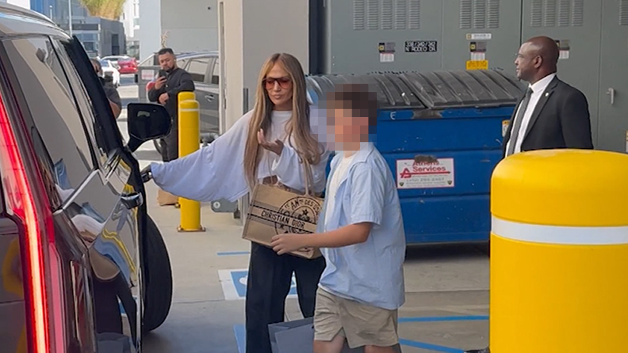 Jennifer Lopez Takes Ben Affleck’s Son Samuel to Lunch Jennifer Lopez Takes Ben Affleck’s Son Samuel to Lunch