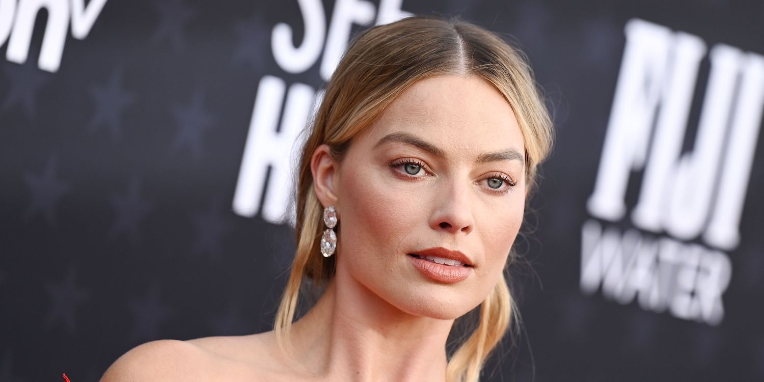 Margot Robbie’s Aspect Boob-Baring Bare Costume Comes With Crystal Thong Margot Robbie’s Aspect Boob-Baring Bare Costume Comes With Crystal Thong